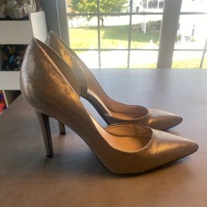 Jessica Simpson light gold pumps
